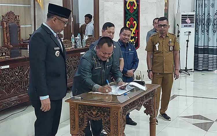 DPRD Kapuas Gelar Rapat Paripurna Penandatanganan KUA-PPAS 2025