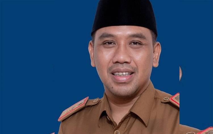Kadisbun Kalteng Sampaikan Sertifikat STDB Dukungan Pemerintah untuk Petani Kelapa Sawit