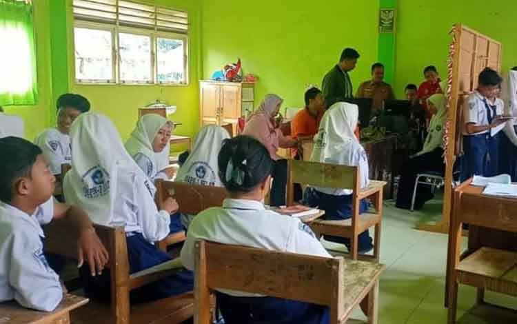 Disdukcapil Kapuas Rekam KIA 198 Pelajar SMP Negeri 1 Selat