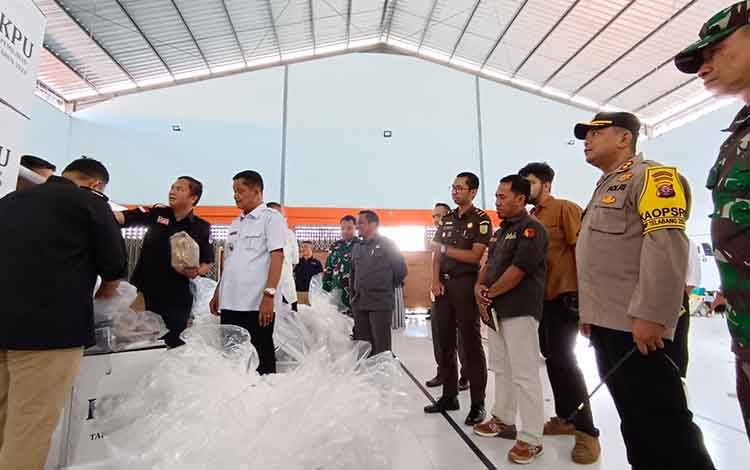 Pj Bupati Seruyan Bersama Forkopimda Tinjau Kesiapan Logistik Pilkada di Gudang KPU