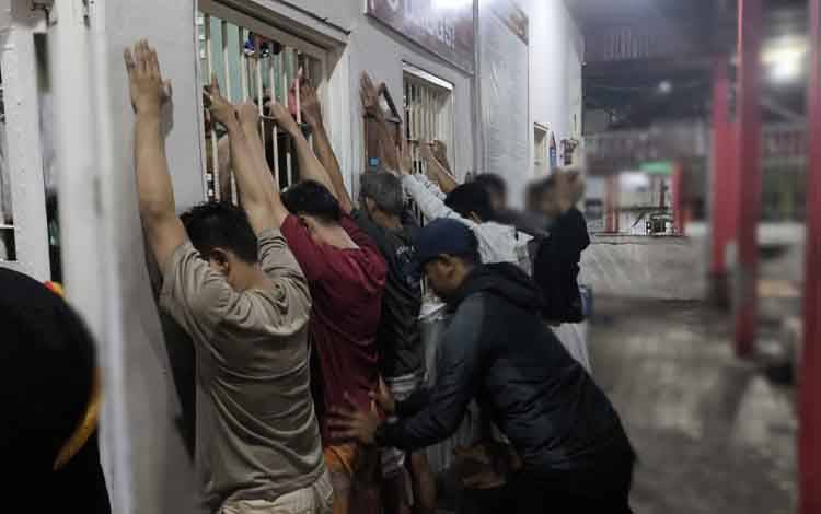 Razia di Lapas Sampit, Petugas Temukan HP hingga Senjata Tajam