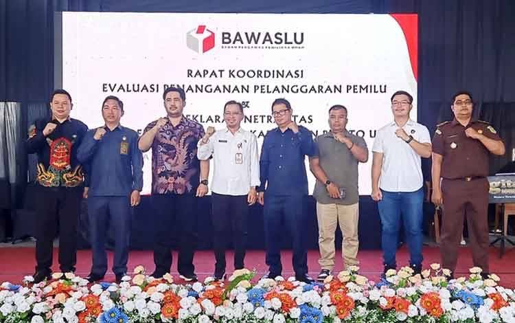 Bawaslu Gelar Rakor Evaluasi Penanganan Pelanggaran Pemilu dan Deklarasi Netralitas Kades - Lurah