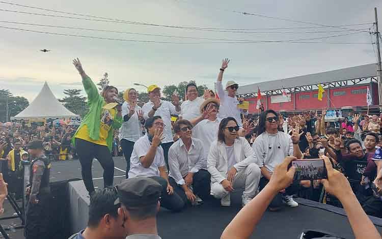 Dimeriahkan J-Rocks, Kampanye Akbar Paslon Erlin-Alberkat Dihadiri Ribuan Warga Kapuas