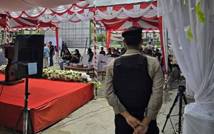 Personel Polres Kapuas Pantau Simulasi Pemungutan dan Penghitungan Suara Pilkada 2024