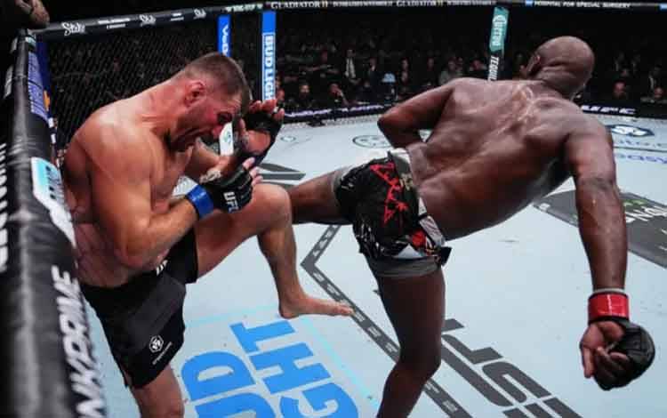 Tumbangkan Miocic, Jon Jones Pertahankan Juara Kelas Berat UFC