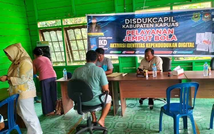 Disdukcapil Kapuas Jemput Bola Aktivasi IKD di Desa Masaha