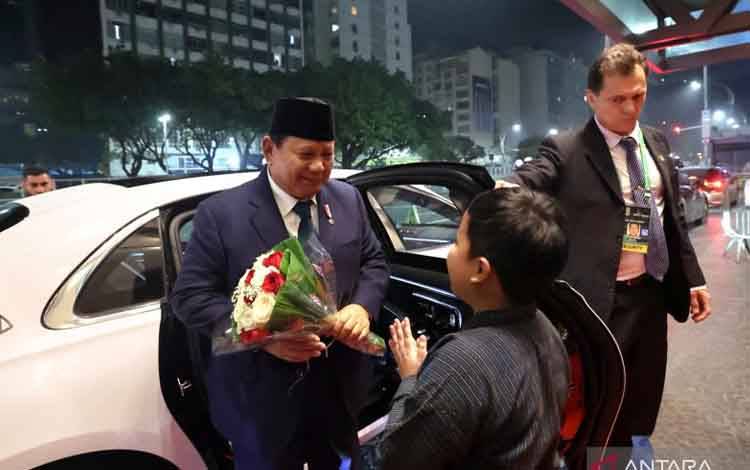 Prabowo Disambut Puluhan WNI di Brasil dan Diberi Buket Bunga