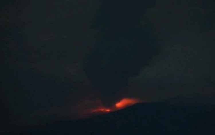 Gunung Ibu di Halmahera Barat Keluarkan Sinar Api Setinggi 100 Meter