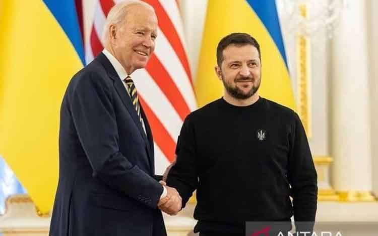 Biden Izinkan Ukraina Gunakan Rudal Jarak Jauh AS Gempur Rusia