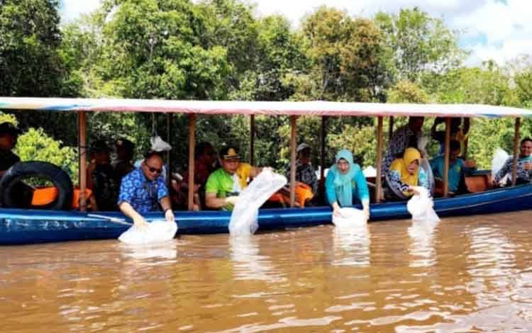 Jelang Harkannas, Puluhan Ribu Bibit Ikan dilepaskan di Danau Pehon Palangka Raya
