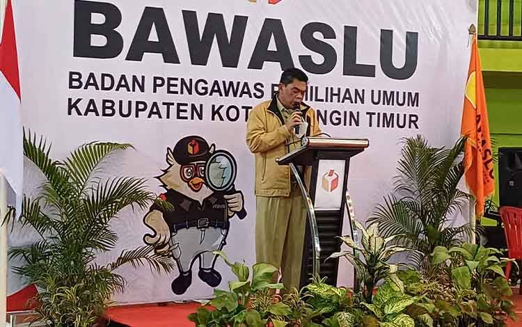 Asisten I Sekretariat Daerah Kabupaten Kotawaringin Timur Rihel membuka pelatihan Panwaslu Kecamatan yang digelar Bawaslu setempat, Senin, 18 November 2024. (FOTO: DEWIP)