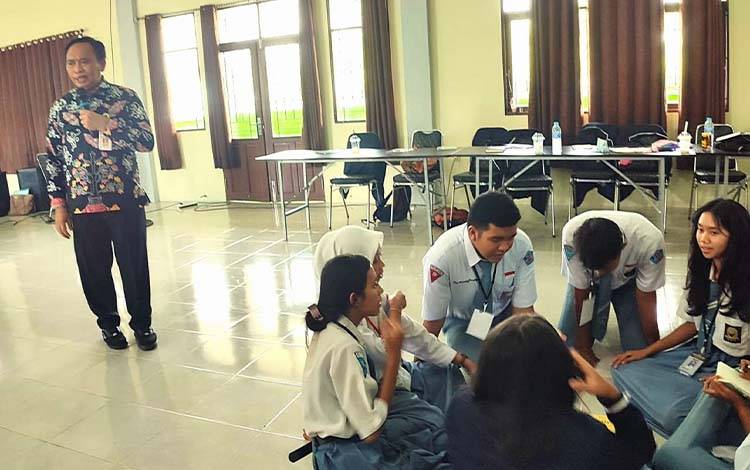 Kadisarpustaka Kapuas Motivasi Siswa SMAN 2 Kuala Kapuas Jadi Pemimpin Berkarakter