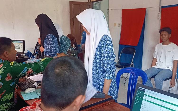 Disdukcapil Kapuas Jemput Bola Perekaman KTP-El di Tamban Catur