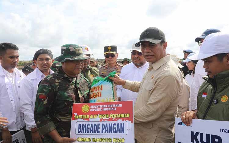 Mentan Serahkan Bantuan Alsintan Senilai Rp6,4 Miliar kepada Brigade Pangan di Dadahup