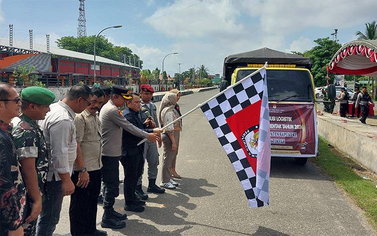 KPU Kapuas Distribusikan Logistik Pilkada 2024 ke Lima Kecamatan Terjauh