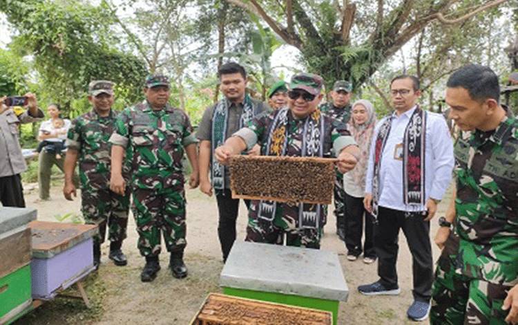 Tim Penilai Kampung Pancasila Mabesad Kunjungi Kelurahan Kalampangan