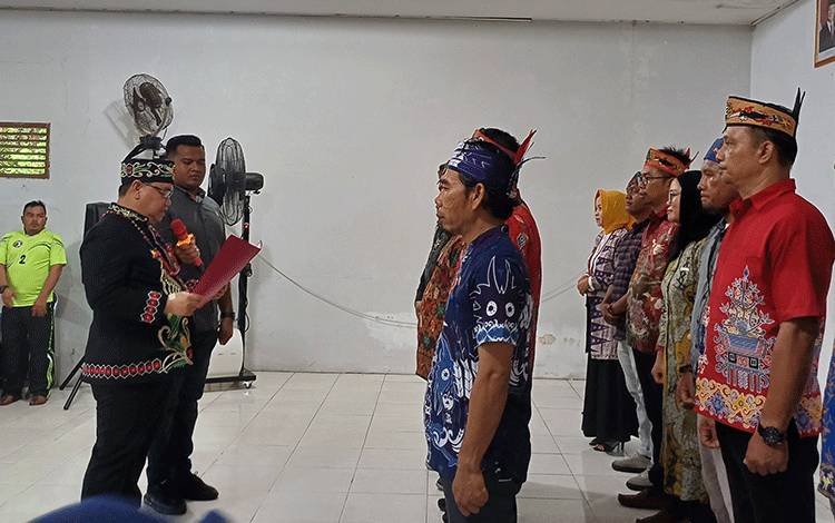 Pelantikan DAD dan Batamad di Kotim Perkuat Perjuangan Hak Masyarakat Adat