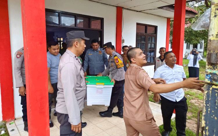 Polsek Cempaga Kawal Pendistribusian Logistik Pilkada ke Sejumlah Desa