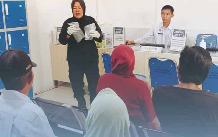 Petugas Rutan Kapuas Sosialisasikan Aturan Penempatan Barang Bawaan Pengunjung