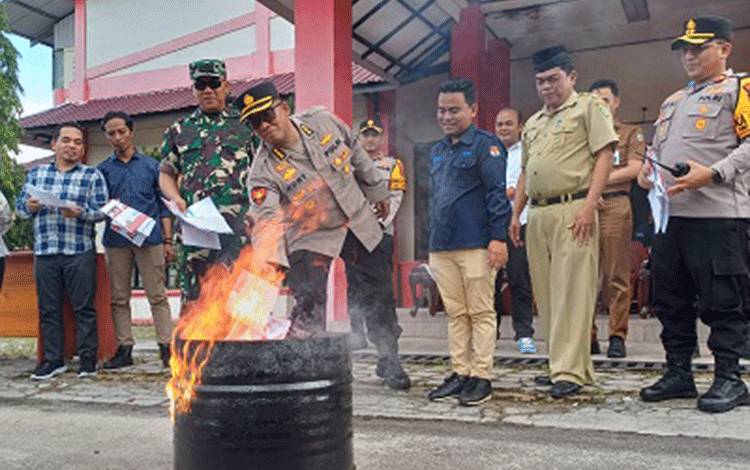 KPU Kotim Musnahkan Surat Suara Lebih dan Rusak pada H-1 Pilkada