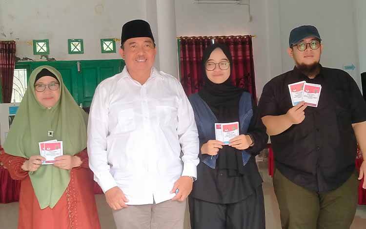 Kaspinor Bersama Keluarga Mencoblos Di TPS 001 Desa Natai Sedawak