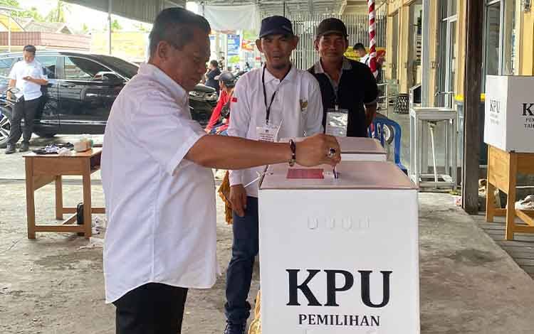 Cabup Kapuas HM Wiyatno Gunakan Hak Pilih di TPS 05 Selat Tengah