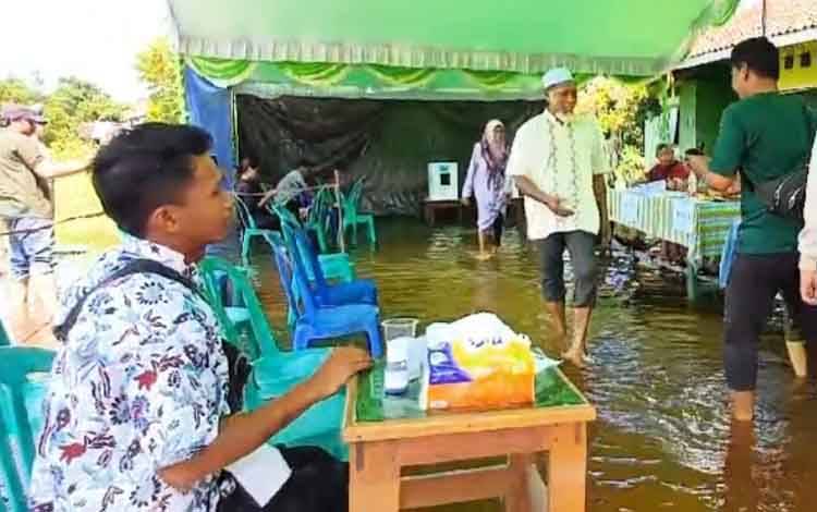 Banjir Tak Hentikan Semangat Warga Antusias Salurkan Hak Pilih di Pilkada Kotim