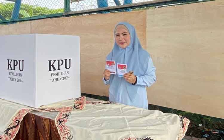 Calon Bupati Seruyan Nomor Urut 2 Hj Iswanti Darwan Ali Gunakan Hak Pilih di TPS 011