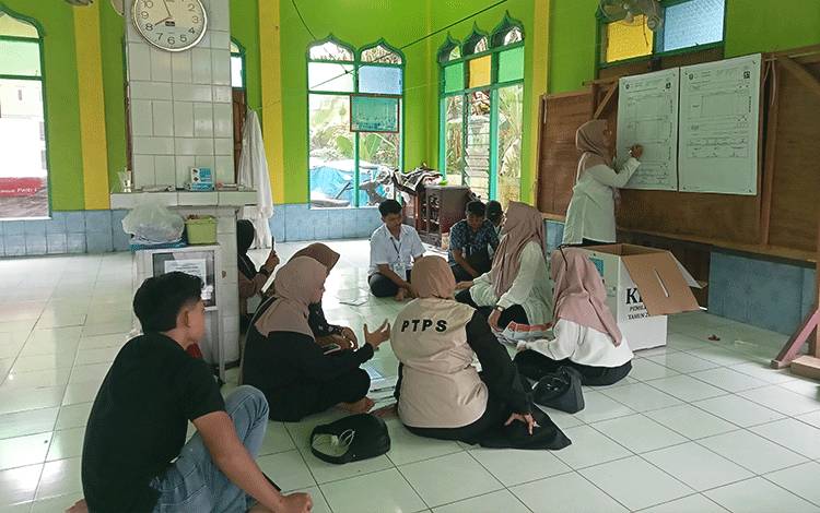 Cuaca Hujan Petugas KPPS Menghitung Suara Pemilihan Pilkada di Dalam Masjid