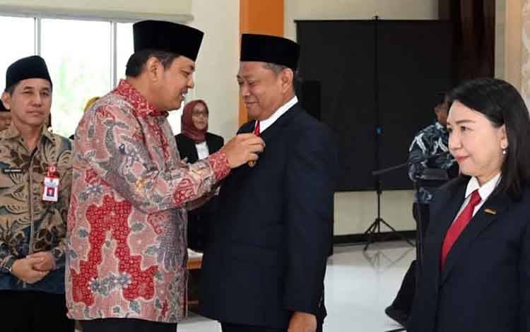 Ini Pesan Pj Bupati Kobar Dalam Penyerahan Satyalancana Satya Karya
