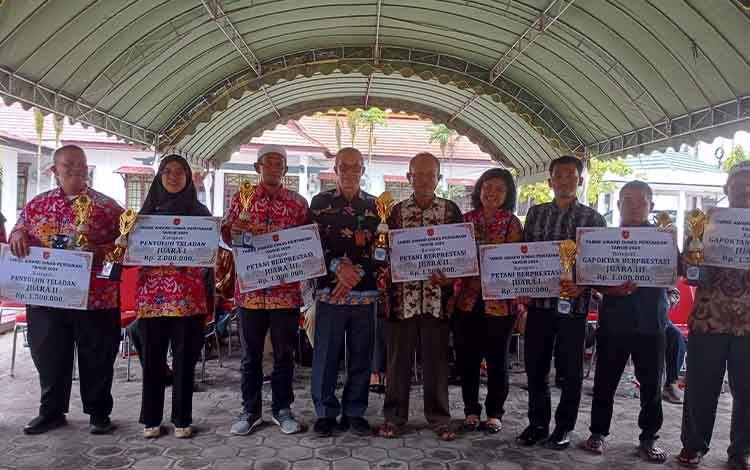 Distan Kobar Apresiasi Petani Berprestasi lewat Tabbe Award Tahun 2024