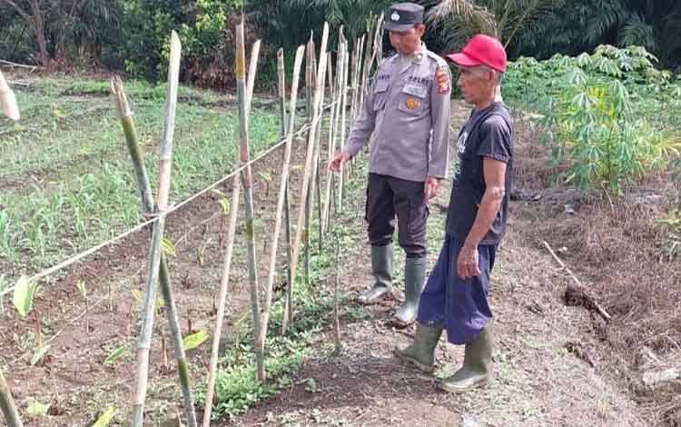 Anggota Polsek Kapuas Barat Sambangi Kebun Warga Dukung Ketahanan Pangan