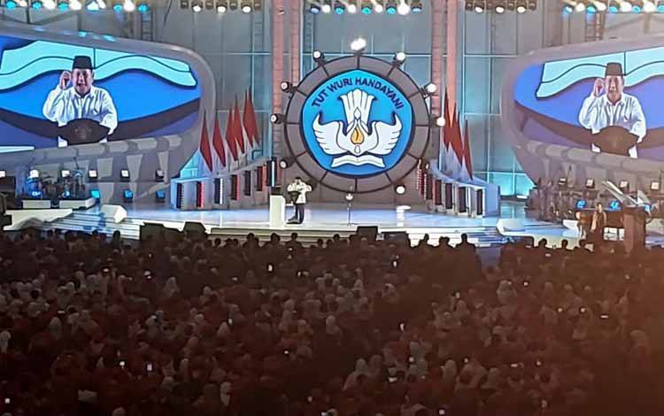 Presiden Republik Indonesia Prabowo Subianto memberikan arahan saat acara puncak Hari Guru Nasional 2024 di Jakarta International Velodrome Rawamangun, Kamis (28/11/2024). ANTARA/Hana Kinarina