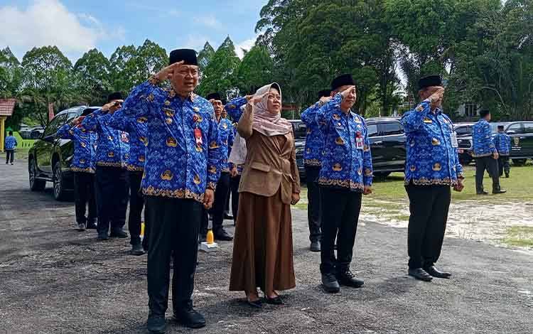 Pemkab Kobar Peringati HUT Korpri dengan Upacara dan Ziarah Makam Pahlawan