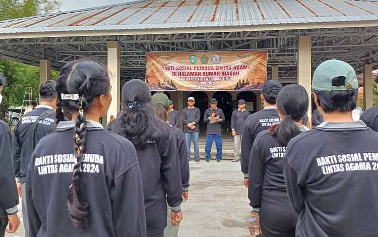 Puluhan Pemuda Lintas Agama di Kotim Ikuti Bakti Sosial di Tempat Ibadah