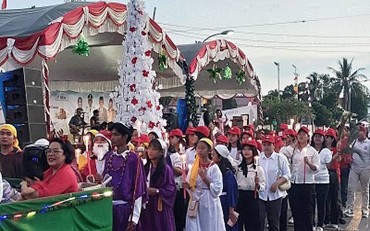 Ribuan Umat Kristiani Antusias Ikuti Pawai Lilin Sambut Natal 2024 di Kapuas