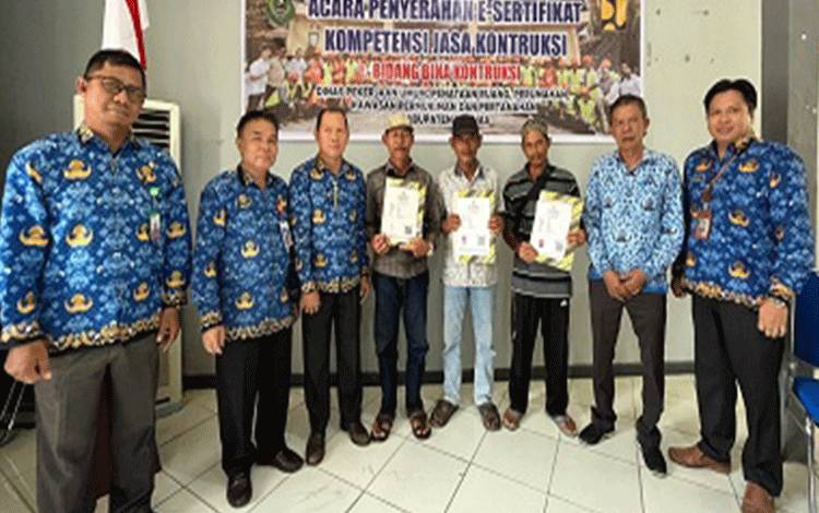 Sebanyak 67 Tukang di Kapuas Terima Sertifikat Kompetensi Jasa Konstruksi
