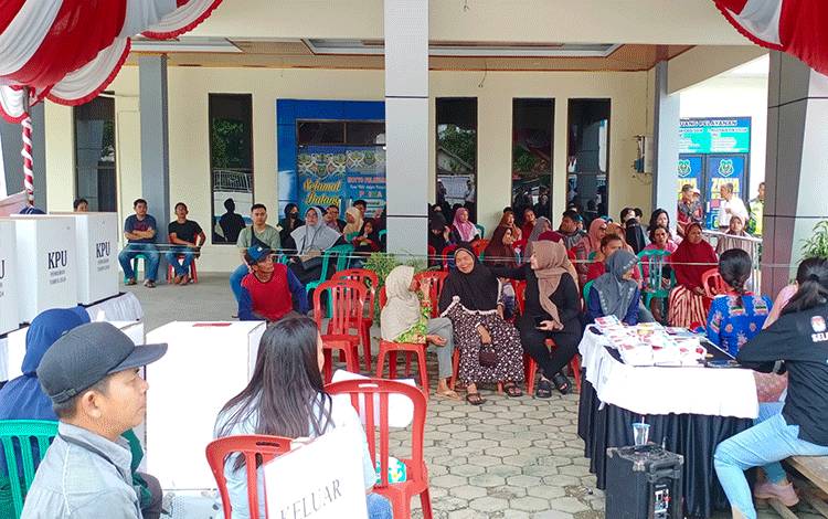 Warga Antusias Datangi TPS 04 Kelurahan Selat Utara untuk PSU Pilkada 2024
