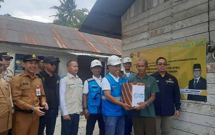 1.560 Warga Kobar Menerima Program Bantuan Pasang Baru Listrik Gratis
