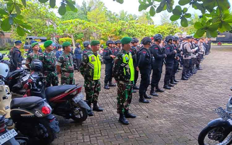 Personel Kodim 1014/Pbn Lakukan Pengamanan Rapat Pleno Terbuka Tingkat Kabupaten