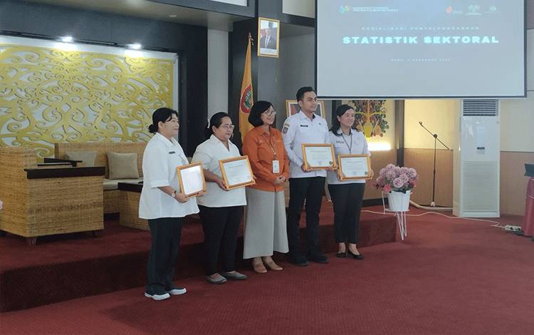 BPS Kalteng Beri Penghargaan OPD Pengguna Layanan Rekomendasi Statistik Teraktif