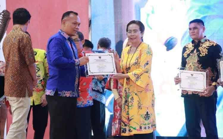 Dispursip Kalteng Raih Peringkat Empat Anugerah Keterbukaan Informasi Publik