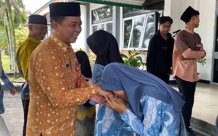 Pj Sekda Sukamara Lepas 74 Kafilah MTQ Tingkat Provinsi Kalteng