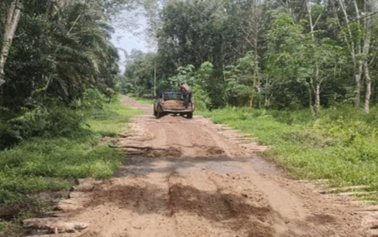 Pemkab Kotim Tingkatkan Dua Jalan di Desa Bagendang Tengah