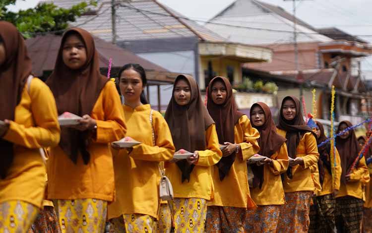 Masyarakat Antusias Meriahkan Pawai Nasi Adab HUT ke-65 Kobar