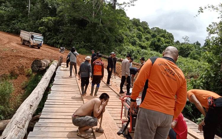 Semangat Gotong Royong Warga Desa Tumbang Manjul Perbaiki Jembatan Sungai Hodap