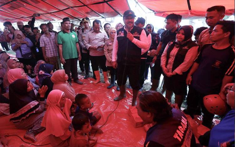 Mensos Pastikan Kebutuhan Korban Banjir Pasuruan Tercukupi