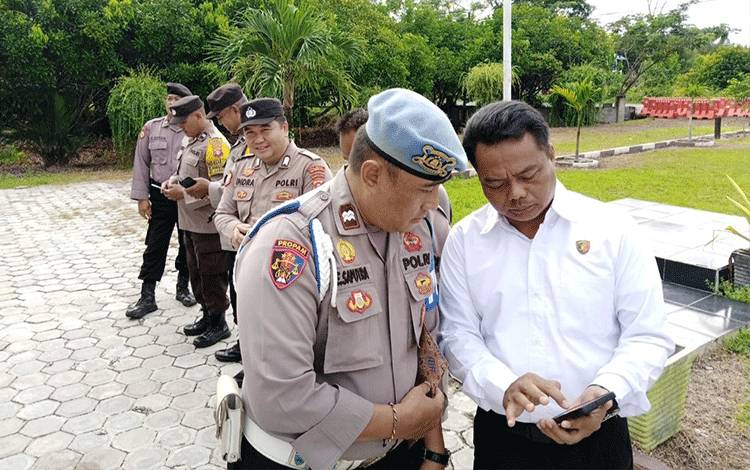 Polsek Sabangau Periksa Ponsel Anggota Cegah Keterlibatan Judi Online