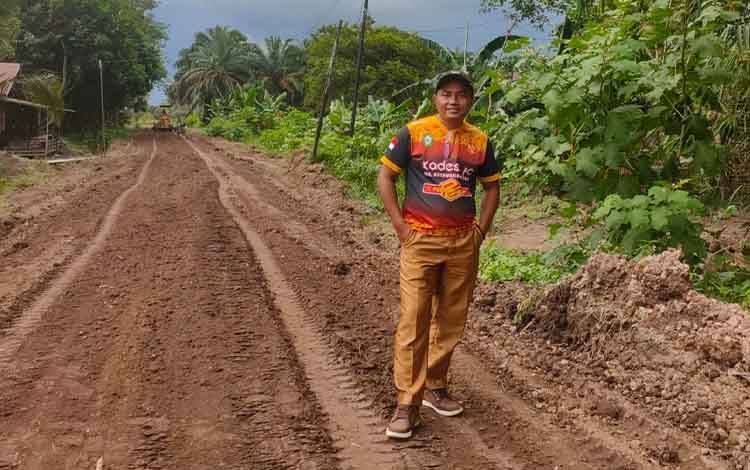 Penimbunan Jalan di Desa Sumber Makmur Tingkatkan Aksesibilitas Pendidikan