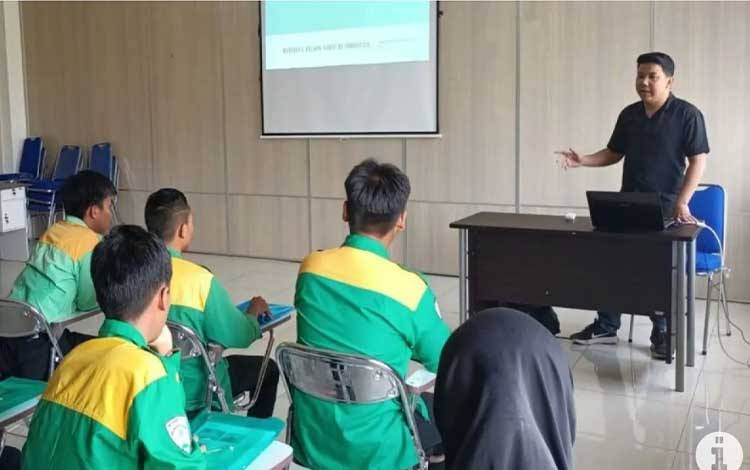 Politeknik Lamandau Dampingi Siswa SMKN 1 Bulik Pahami Penyeleksian Bibit Sawit